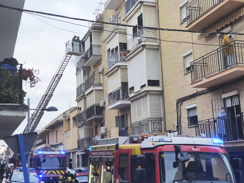 Actuación de los bomberos en la calle Navarra