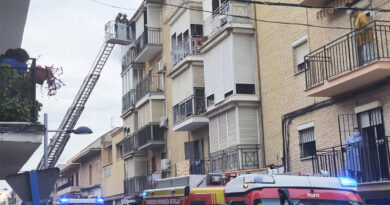 Actuación de los bomberos en la calle Navarra