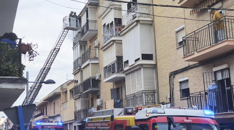 Actuación de los bomberos en la calle Navarra