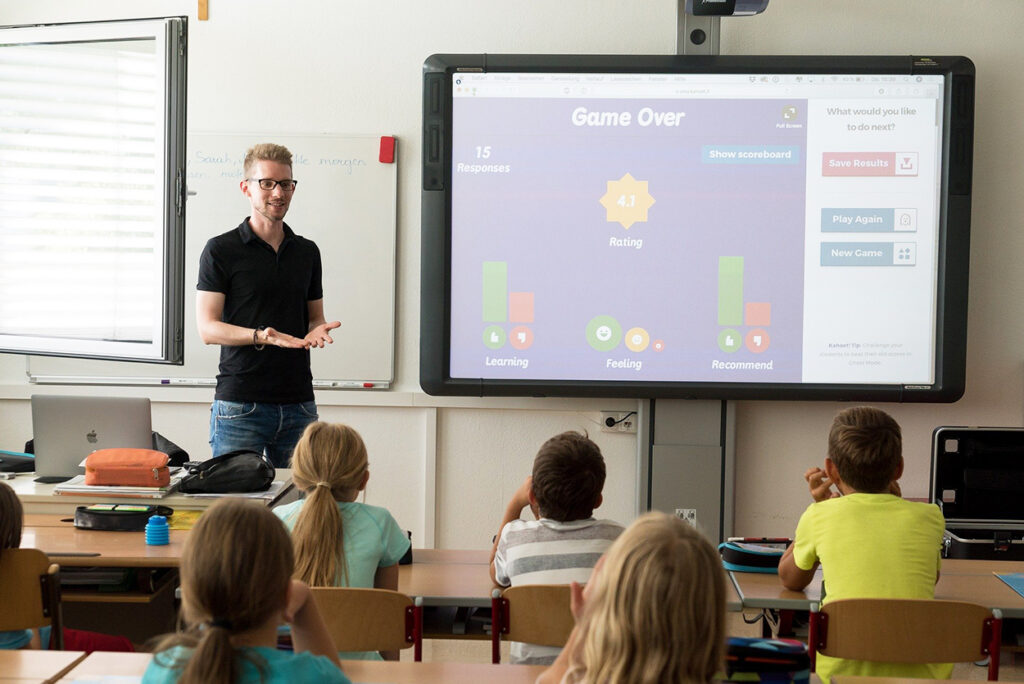 Profesor dando clase recreada