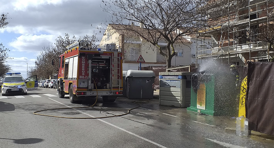 Incendio en Avda. Sabiduría en un contenedor de vidrio