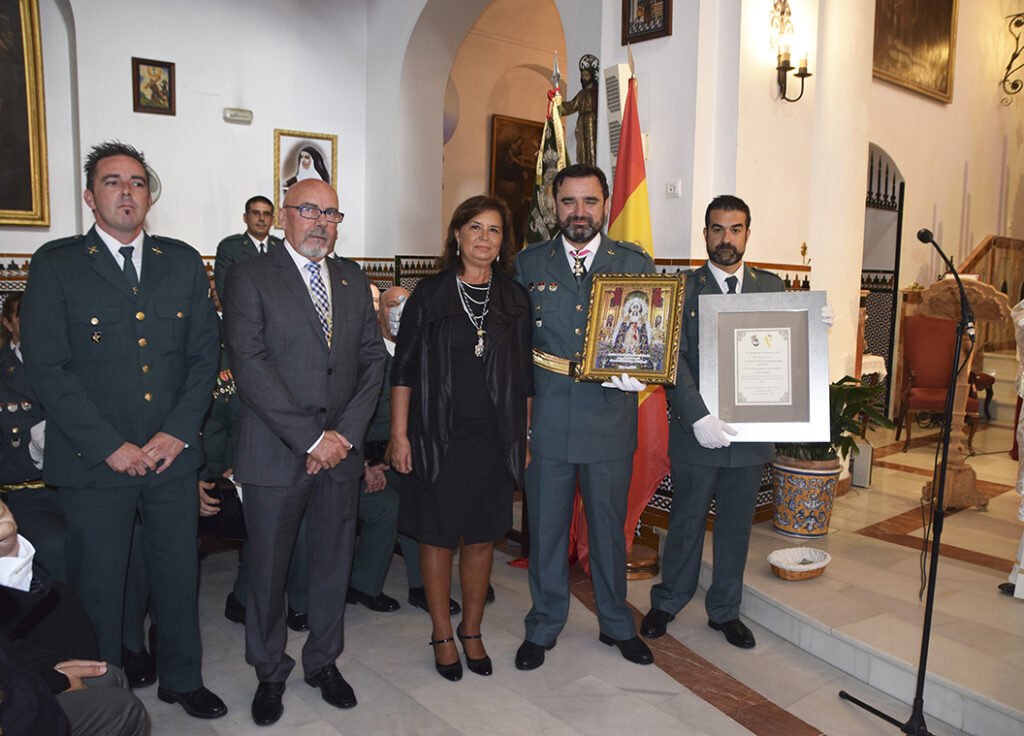 Gabriel Solano recogiendo reconocimiento a la Guardia Civil
