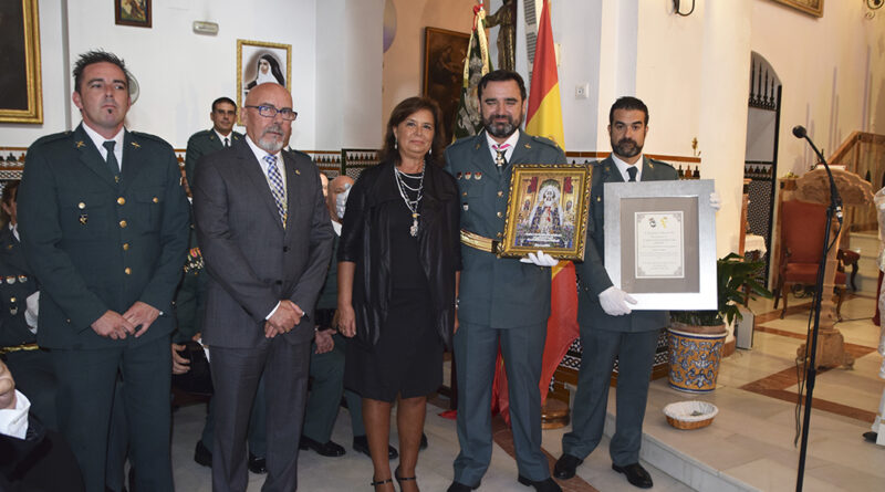 Gabriel Solano recogiendo reconocimiento a la Guardia Civil