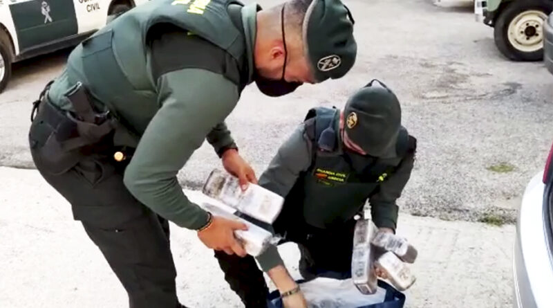 Descargando droga incautado a un matrimonio de Bormujos