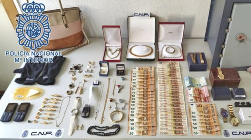 Detenidas cuando tiraban de un carrito con una caja fuerte y este botín