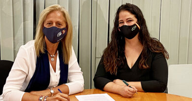 Firma del acuerdo entre Vox Bormujos y PP