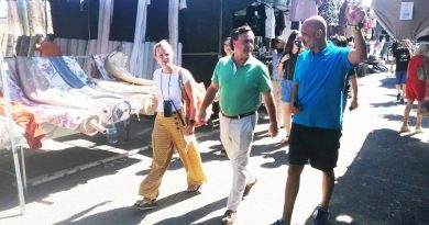 Rafael García, visita el mercadillo de Castilleja