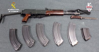 Detenido un traficante que compraba fusiles Kaláshnikov