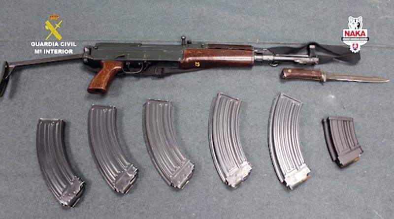 Detenido un traficante que compraba fusiles Kaláshnikov
