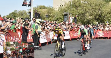La Vuelta a España congrega en Tomares más de 30000 personas