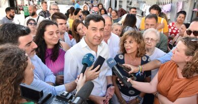 Juanma Moreno respalda la candidatura de María Luisa Moya arreglando la barriada Santa Isabel