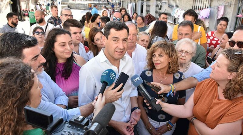 Juanma Moreno respalda la candidatura de María Luisa Moya arreglando la barriada Santa Isabel