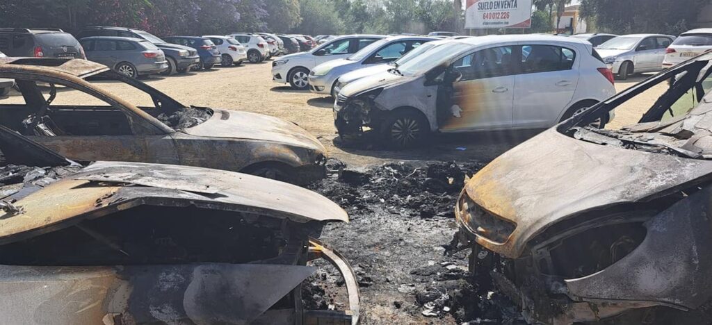 Arden cinco coches en un aparcamiento de San Juan de Aznalfarache