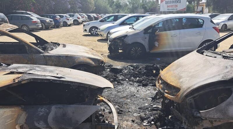 Arden cinco coches en un aparcamiento de San Juan de Aznalfarache