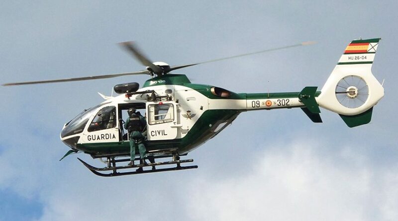 Un helicóptero de la Guardia Civil sorprende a vecinos del Aljarafe