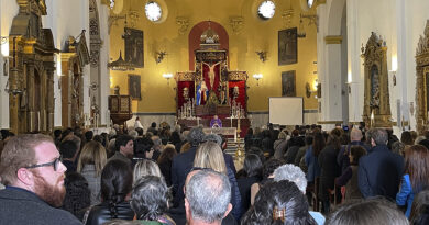 Multitudinaria despedida al marido de la alcaldesa de San Juan