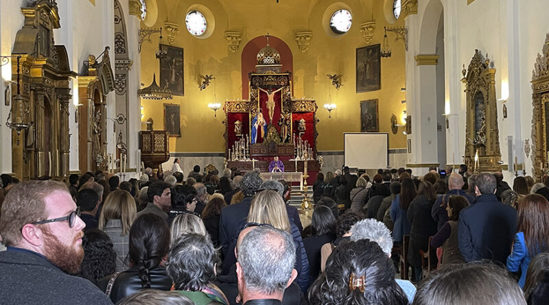 Multitudinaria despedida al marido de la alcaldesa de San Juan