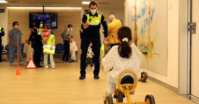 La Policía Local visita a los niños del Hospital Virgen Macarena