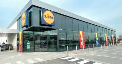 Lidl Mairena del Aljarafe busca personal para su nueva tienda Lidl Mairena del Aljarafe busca personal para su nueva tienda, esta oportunidad laboral: creará en el Lidl hasta cuatro tipos distintos de trabajo en su nuevo supermercado en Mairena del Aljarafe Las cadenas de supermercados, en su constante expansión, generan oportunidades laborales para aquellos que buscan estabilidad en su empleo. En este contexto, la reconocida multinacional Lidl tiene planes de inaugurar un nuevo establecimiento en Mairena del Aljarafe, provincia de Sevilla, a principios del verano de 2024. La ubicación de esta nueva tienda será en la esquina de la Avenida San Juan, a la altura de Vitalia hasta la Avenida Mariana Pineda. Lidl, empresa líder en alimentación de origen alemán, se encuentra en la búsqueda de empleados para ocupar los diferentes puestos que requiere un supermercado. Aunque las ofertas de trabajo aún no han sido publicadas en su portal de empleo, la empresa ha anunciado a través de su página web y redes sociales la próxima apertura en esta localidad del Aljarafe, lo que indica que la búsqueda de personal está próxima a comenzar. Los interesados en formar parte del equipo de Lidl en Mairena del Aljarafe son invitados a registrarse en su portal y mantenerse atentos a futuras publicaciones de empleo. Registrarse es sencillo: basta con acceder al sitio web, hacer clic en "Registrarme" y seguir los pasos para crear una cuenta. Una vez registrado, el candidato puede especificar su información personal y preferencias. Para aspirar a un empleo en Lidl, es imprescindible estar registrado en su portal de empleo. Una vez dentro, el candidato puede navegar por las ofertas disponibles y aplicar a aquellas que se ajusten a su perfil. Con una amplia variedad de puestos disponibles, desde cajeros hasta personal de reposición, Lidl ofrece una oportunidad laboral para diversos perfiles profesionales. Lidl Mairena del Aljarafe busca personal para su nueva tienda