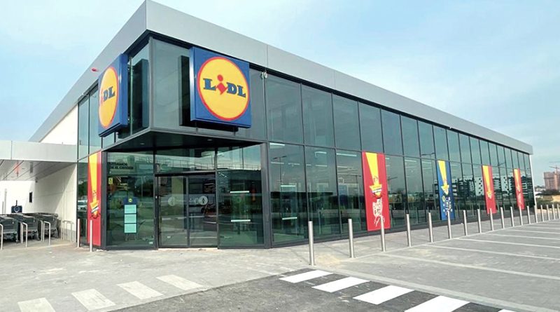 Lidl Mairena del Aljarafe busca personal para su nueva tienda Lidl Mairena del Aljarafe busca personal para su nueva tienda, esta oportunidad laboral: creará en el Lidl hasta cuatro tipos distintos de trabajo en su nuevo supermercado en Mairena del Aljarafe Las cadenas de supermercados, en su constante expansión, generan oportunidades laborales para aquellos que buscan estabilidad en su empleo. En este contexto, la reconocida multinacional Lidl tiene planes de inaugurar un nuevo establecimiento en Mairena del Aljarafe, provincia de Sevilla, a principios del verano de 2024. La ubicación de esta nueva tienda será en la esquina de la Avenida San Juan, a la altura de Vitalia hasta la Avenida Mariana Pineda. Lidl, empresa líder en alimentación de origen alemán, se encuentra en la búsqueda de empleados para ocupar los diferentes puestos que requiere un supermercado. Aunque las ofertas de trabajo aún no han sido publicadas en su portal de empleo, la empresa ha anunciado a través de su página web y redes sociales la próxima apertura en esta localidad del Aljarafe, lo que indica que la búsqueda de personal está próxima a comenzar. Los interesados en formar parte del equipo de Lidl en Mairena del Aljarafe son invitados a registrarse en su portal y mantenerse atentos a futuras publicaciones de empleo. Registrarse es sencillo: basta con acceder al sitio web, hacer clic en "Registrarme" y seguir los pasos para crear una cuenta. Una vez registrado, el candidato puede especificar su información personal y preferencias. Para aspirar a un empleo en Lidl, es imprescindible estar registrado en su portal de empleo. Una vez dentro, el candidato puede navegar por las ofertas disponibles y aplicar a aquellas que se ajusten a su perfil. Con una amplia variedad de puestos disponibles, desde cajeros hasta personal de reposición, Lidl ofrece una oportunidad laboral para diversos perfiles profesionales. Lidl Mairena del Aljarafe busca personal para su nueva tienda