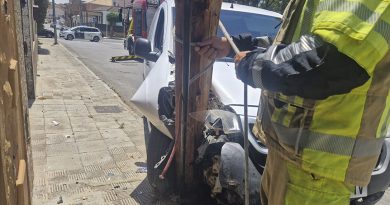 Intervienen los Bomberos de Mairena en un accidente con un poste eléctrico.