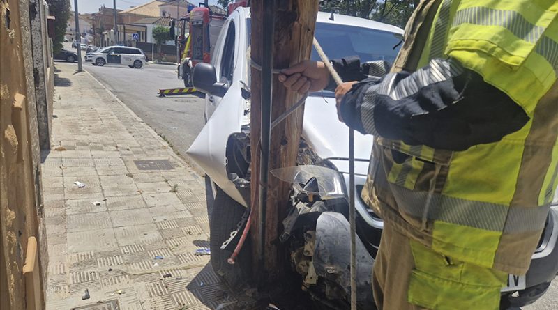 Intervienen los Bomberos de Mairena en un accidente con un poste eléctrico.