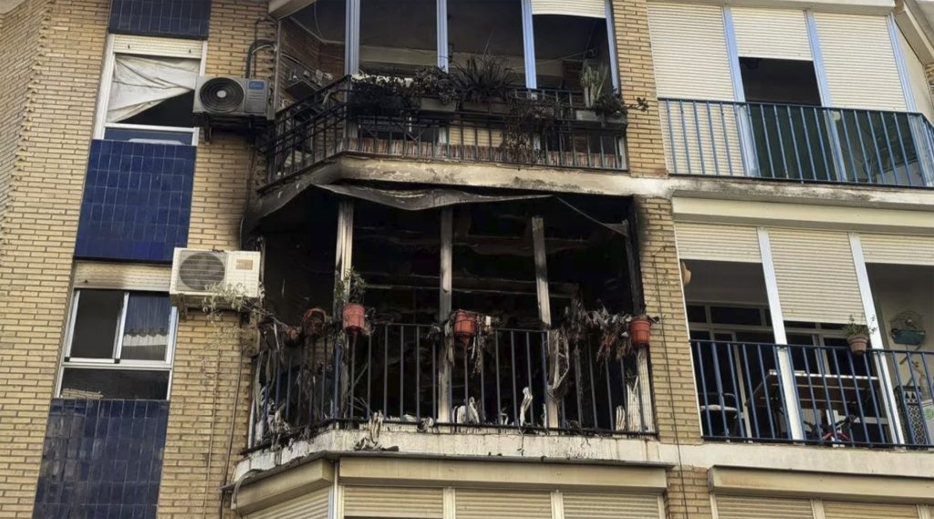 Rescatan a madre y tres menores de un incendio en Mairena