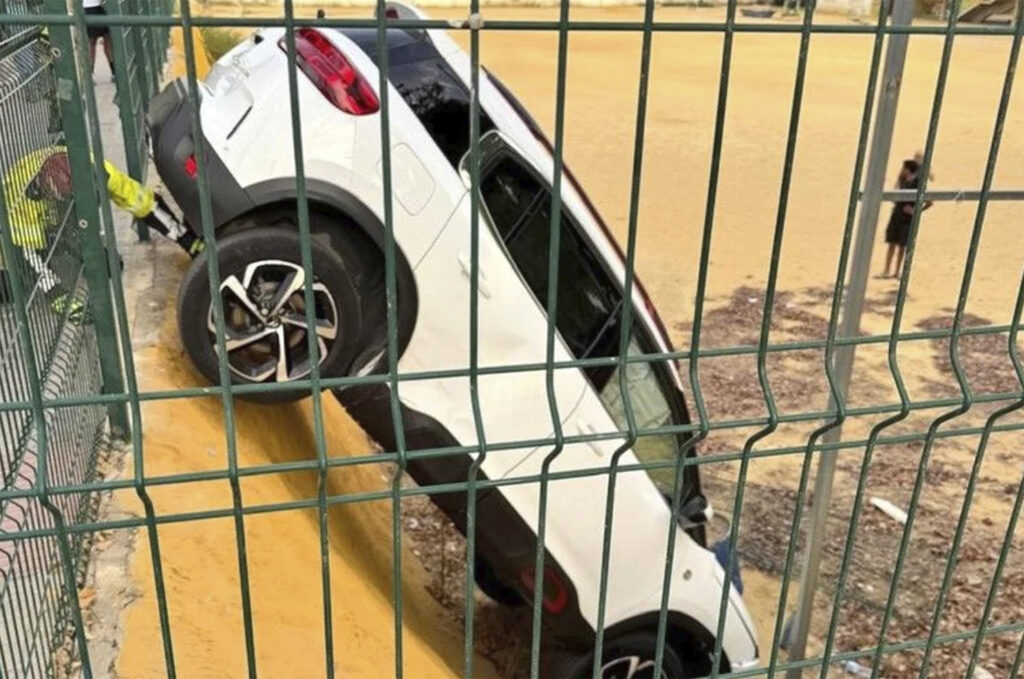 Un coche invade el campo de fútbol del Colegio Aljarafe