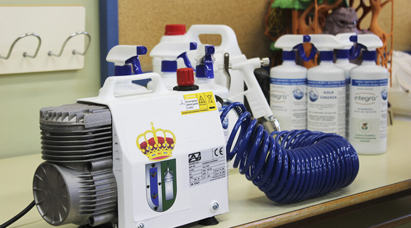 El Ayuntamiento de Gines entrega kits de desinfección a todos los colegios