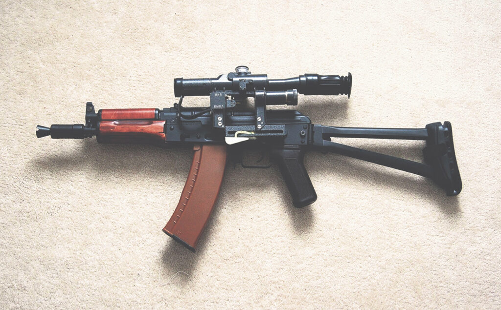 Kalashnikov encontrada en la maleta