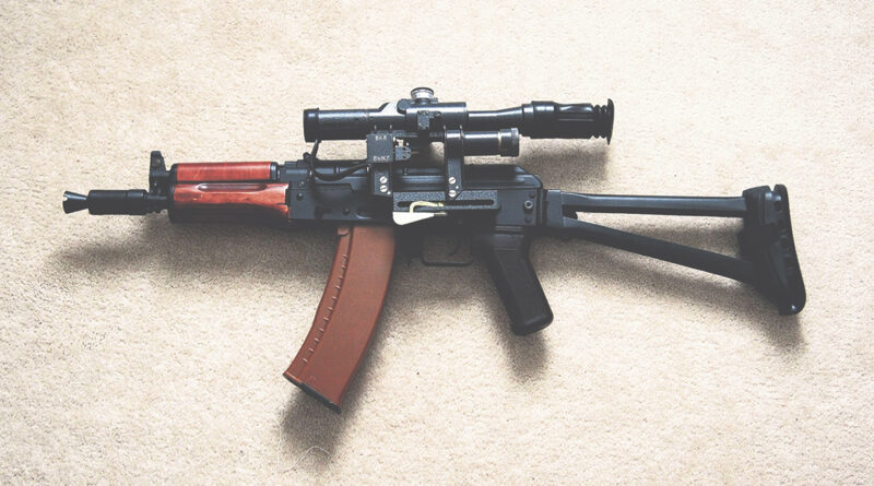 Kalashnikov encontrada en la maleta